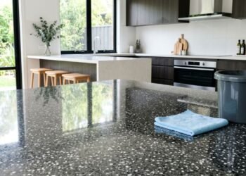 Os pisos de granito são um clássico nas casas devido à sua durabilidade, mas existe um produto de limpeza que os danifica