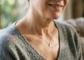 Após os 50 anos, manchas na pele podem melhorar com uma rotina simples de cuidados