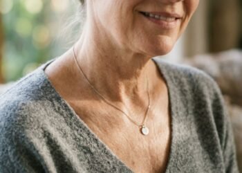 Após os 50 anos, manchas na pele podem melhorar com uma rotina simples de cuidados