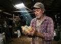 Agricultor aluga espaço em silo comunitário/privado para armazenar 20 toneladas de milho pós-colheita, goteiras na estrutura causam o mofo de metade do lote e a empresa administradora se recusa a indenizar