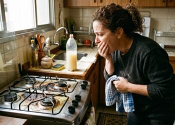 Dona de casa usa “misturinha caseira” famosa da internet para limpar o fogão, produto corrói o inox e, semanas depois, o eletrodoméstico vira um prejuízo irreparável