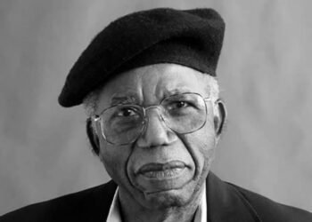 Chinua Achebe, escritor nigeriano: "Enquanto os leões não tiverem historiadores, as histórias de caça glorificarão o caçador."