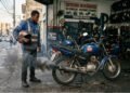 Entregador compra moto usada por R$ 11 mil financiada em 36 vezes, o motor começa a baixar óleo e fumaçar na primeira semana e a loja se recusa a fazer a retífica alegando desgaste natural de peças usadas