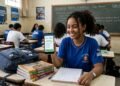 O programa que deposita dinheiro todo mês para estudante do ensino médio e o extrato que as famílias esquecem de conferir
