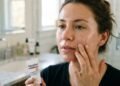 Brendan Camp, dermatologista: “A pomada Aquaphor da Eucerin não deve ser considerada um vilão que obstrui os poros do rosto, mas sim uma barreira protetora para reter a hidratação profunda.”