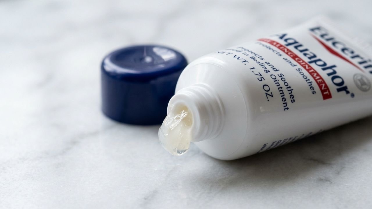 Brendan Camp, dermatologista: “A pomada Aquaphor da Eucerin não deve ser considerada um vilão que obstrui os poros do rosto, mas sim uma barreira protetora para reter a hidratação profunda.”