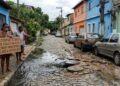 Rua de bairro residencial sofre com o rompimento da rede de esgoto por mais de 20 dias sem solução da concessionária e da fiscalização municipal, causando cheiro insuportável e contaminação do solo