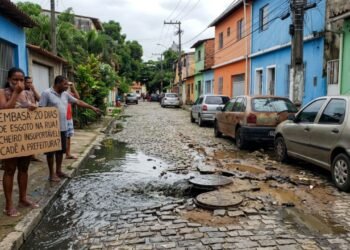 Rua de bairro residencial sofre com o rompimento da rede de esgoto por mais de 20 dias sem solução da concessionária e da fiscalização municipal, causando cheiro insuportável e contaminação do solo