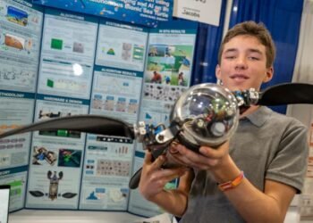 Estudante de 16 anos cria tartaruga robô com IA capaz de mapear microplásticos na água
