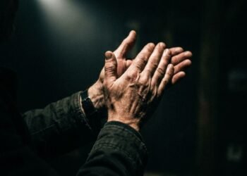 Um antigo provérbio árabe que nos convida à reflexão: “Se fores aplaudido, não te vanglories até saberes quem te aplaudiu.”