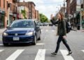 A psicologia sugere que as pessoas que agradecem aos carros ao atravessar a rua não o fazem por gratidão, mas como uma forma de reconhecimento social