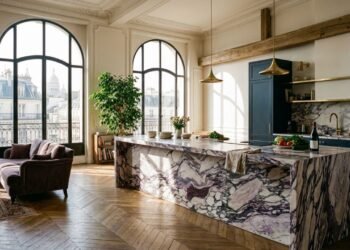 Aos 29 anos, Jade e Nicolas transformaram um loft parisiense, abandonado desde 2002, em uma propriedade avaliada em mais de 5 milhão de reais.