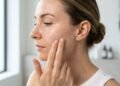 Beibei Du Harpur, a dermatologista diz: “A geléia de Vaselina não deve ser considerada um tratamento milagroso para peles com acne, mas sim um selador oclusivo de umidade para áreas severamente ressecadas.”