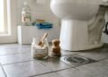 Cheiro ruim no banheiro nunca mais: o truque com sal que muita gente está usando na limpeza da casa