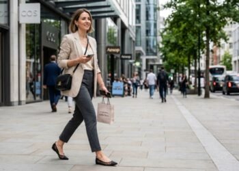 A tendência inesperada da sapatilha de tela que está conquistando a moda internacional