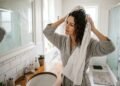 Os cabeleireiros concordam: por que você nunca deve esfregar o cabelo com a toalha depois do banho