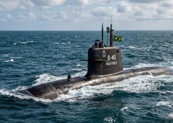 O submarino brasileiro onde 35 tripulantes passam semanas sem ver a luz do dia