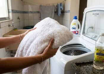 Melhor que amaciante: o ingrediente que deixa as roupas mais macias