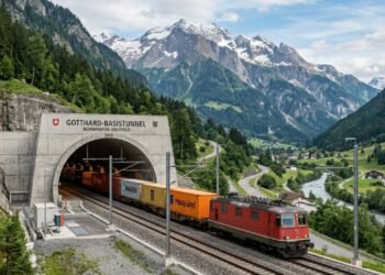 A obra gigante escondida nas montanhas da Suíça que mudou o transporte e reduziu a poluição
