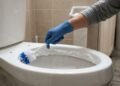Colocar sal, óleo e bicarbonato de sódio em um copo e despejar no vaso sanitário uma vez por semana: para que serve e quais são os seus benefícios