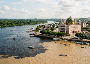 A Paris dos Trópicos na Amazônia encanta com rios que não se misturam e o teatro construído com mármore da Itália