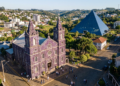 A pequena Cidade da Ametista, com apenas 7 mil moradores, tem a única igreja do mundo com 40 toneladas da pedra lilás e encanta com seu clima de interior