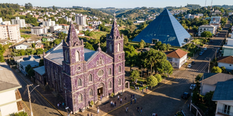 A pequena Cidade da Ametista, com apenas 7 mil moradores, tem a única igreja do mundo com 40 toneladas da pedra lilás e encanta com seu clima de interior