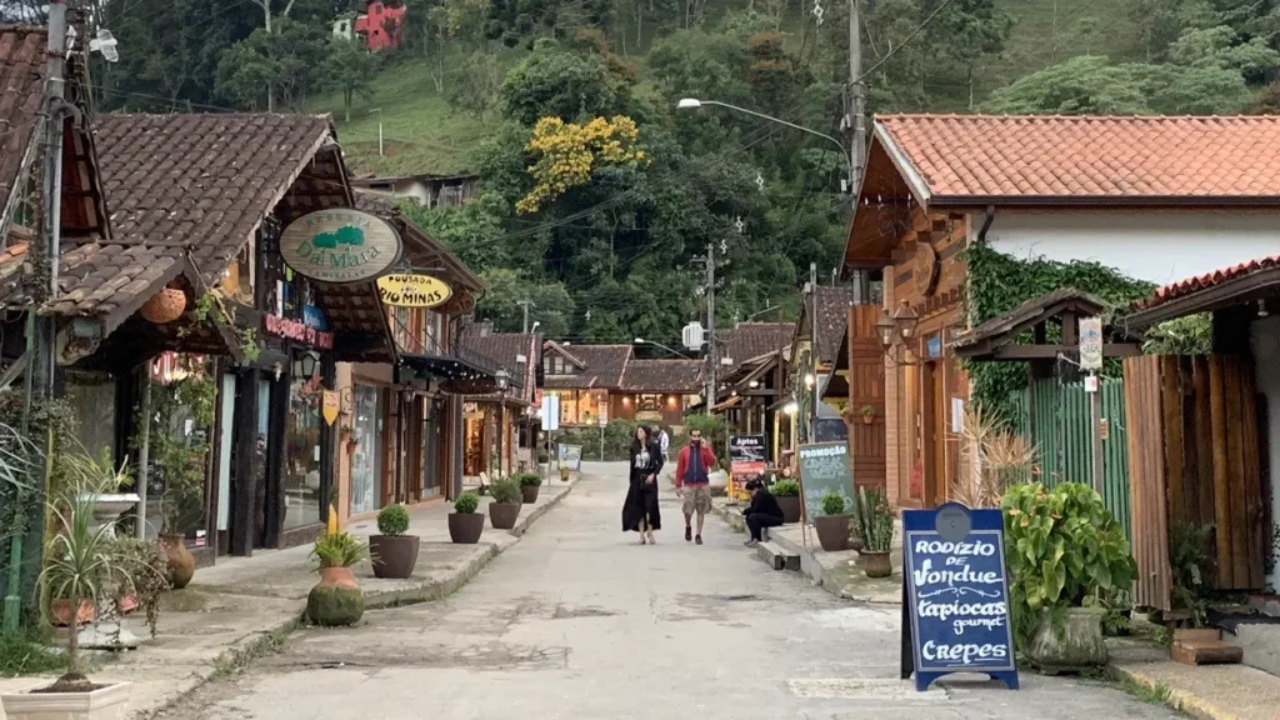 O vilarejo com 100 cachoeiras dividido entre RJ e MG onde o rio separa dois estados e convida para um café junto à lareira