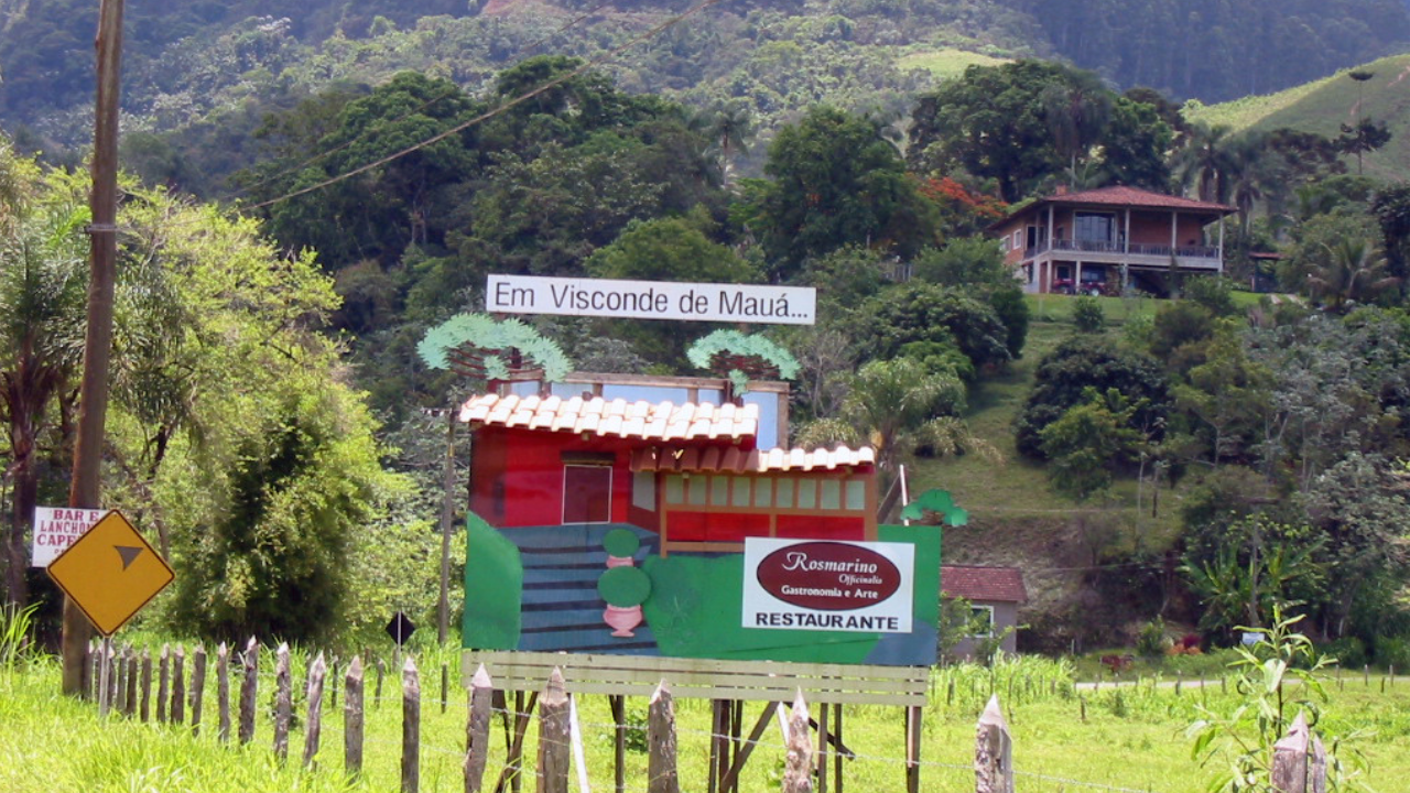 O vilarejo com 100 cachoeiras dividido entre RJ e MG onde o rio separa dois estados e convida para um café junto à lareira