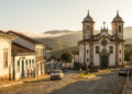 A cidade mineira aos pés da 1ª serra do Espinhaço guarda uma igreja com forro de Mestre Ataíde e séculos de história