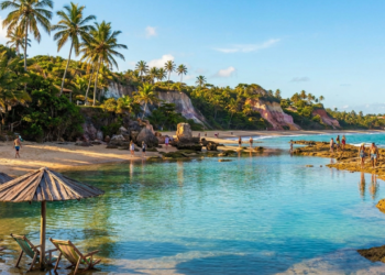 A praia baiana das falésias coloridas foi eleita pelo 2º ano seguido entre as 10 melhores da América do Sul