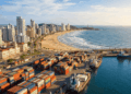 Colonizada desde 1658, a cidade de Santa Catarina onde contêineres coloridos encontram praias de mar azul e ondas de surfe que atraem surfistas o ano todo