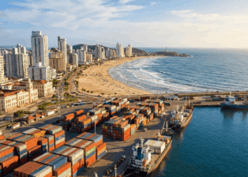 Colonizada desde 1658, a cidade de Santa Catarina onde contêineres coloridos encontram praias de mar azul e ondas de surfe que atraem surfistas o ano todo