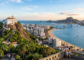 A vila fundada em 1535 sobre a caravela Glória e um convento no topo de um penhasco de 154 metros parece cenário de filme
