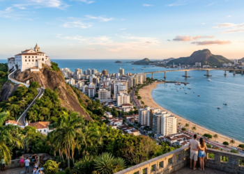 A vila fundada em 1535 sobre a caravela Glória e um convento no topo de um penhasco de 154 metros parece cenário de filme