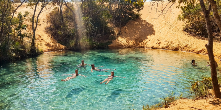 Onde é impossível afundar em águas azul-esverdeadas, esse deserto brasileiro encanta com dunas alaranjadas de 30 metros que parecem até ouro