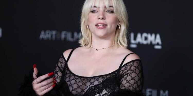 Reflexão do dia de Billie Eilish: “Fiquei famosa aos 13 anos e precisei viver uma vida muito estranha.”