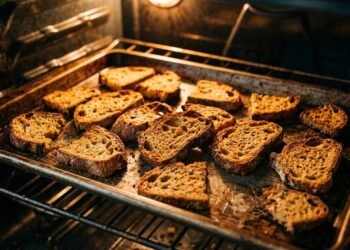 Adeus, desperdício de pão amanhecido: a técnica de desidratação no forno que transforma sobras endurecidas em farinha de rosca caseira