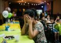 Mãe contrata pacote completo de R$ 4.800 para 60 convidados, mas a empresa chega 2 horas após o início do evento com comida estragada e garçons insuficientes. A contratante aciona a Justiça pedindo o ressarcimento integral do valor pago e compensação de R$ 8.000 por danos morais por falha grave na prestação de serviço