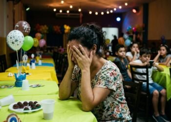 Mãe contrata pacote completo de R$ 4.800 para 60 convidados, mas a empresa chega 2 horas após o início do evento com comida estragada e garçons insuficientes. A contratante aciona a Justiça pedindo o ressarcimento integral do valor pago e compensação de R$ 8.000 por danos morais por falha grave na prestação de serviço