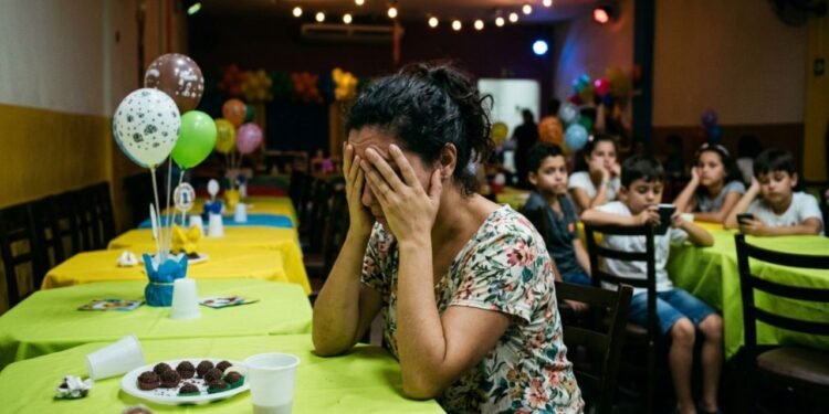 Para proteger momentos únicos como celebrações familiares, o Código de Defesa do Consumidor estabelece garantias rigorosas sobre a pontualidade e a qualidade dos itens contratados.