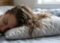 Dermatologista revela o que realmente acontece quando você dorme com o cabelo molhado
