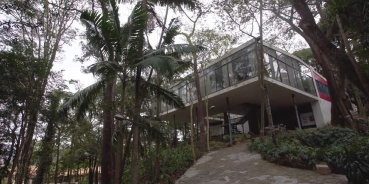 No início dos anos 50, o bairro do Morumbi em São Paulo era apenas um morro cheio de árvores e caminhos de terra. - Créditos: Youtube / 
FLO Magazine