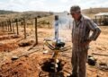 Chacareiro adquire perfurador de solo seminovo por R$ 3.200 para instalar 200 mourões de cerca, a broca trava no primeiro buraco e queima a embreagem centrifuga por defeito maquiado na venda; o revendedor recusa a garantia e o comprador aciona a Justiça para cancelar o negócio