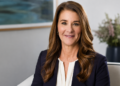 Citação do dia por Melinda French Gates: "Uma mulher com voz é, por definição, uma mulher forte. Mas a busca por essa voz pode ser extremamente difícil." - uma poderosa lição sobre confiança e força