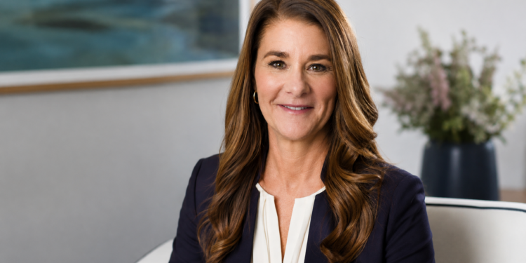 Citação do dia por Melinda French Gates: "Uma mulher com voz é, por definição, uma mulher forte. Mas a busca por essa voz pode ser extremamente difícil." - uma poderosa lição sobre confiança e força