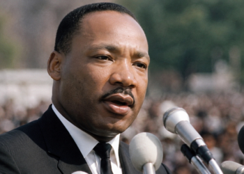 Martin Luther King, ativista e vencedor do Prêmio Nobel da Paz: “A escuridão não pode expulsar a escuridão; somente a luz pode fazer isso. O ódio não pode expulsar o ódio; somente o amor pode fazer isso.”