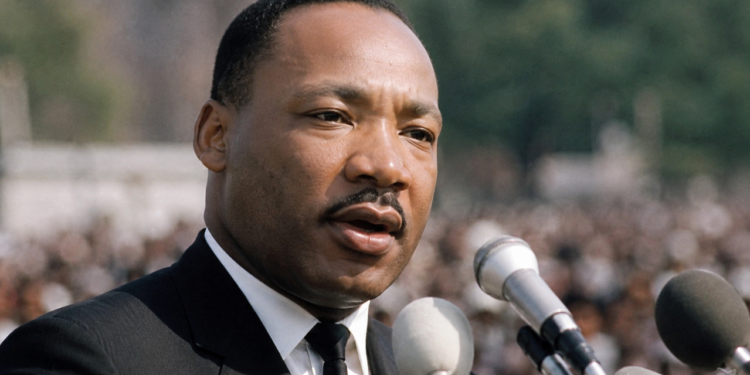 Martin Luther King, ativista e vencedor do Prêmio Nobel da Paz: “A escuridão não pode expulsar a escuridão; somente a luz pode fazer isso. O ódio não pode expulsar o ódio; somente o amor pode fazer isso.”