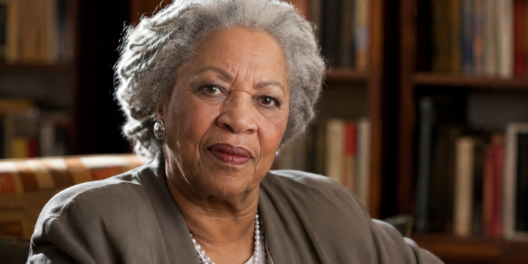 Toni Morrison, escritora e vencedora do Prêmio Nobel de Literatura: “Libertar-se era uma coisa; assumir a posse de si mesma era outra.”