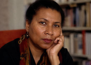 Bell Hooks, escritora e filósofa americana: “Saber ficar sozinho é essencial para a arte de amar.”